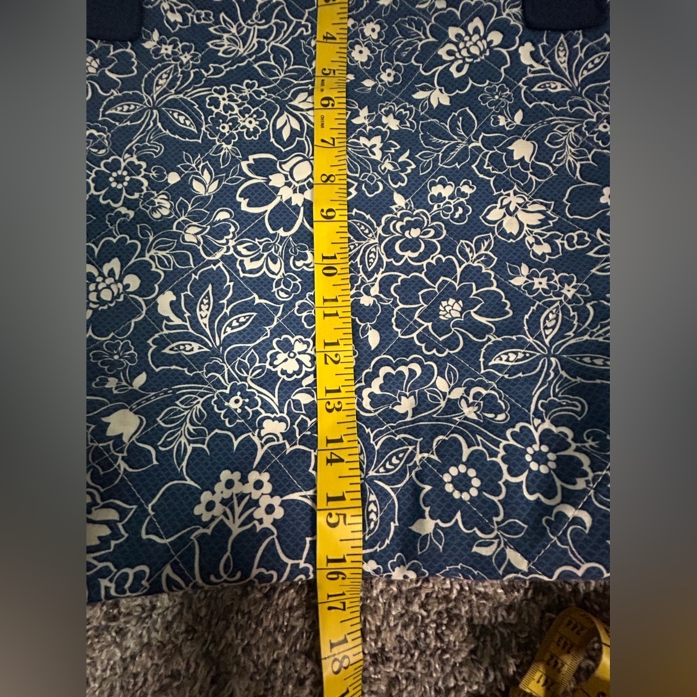 5/$25 Large quilted blue and white floral printed, zippered tote - Picture 8 of 10